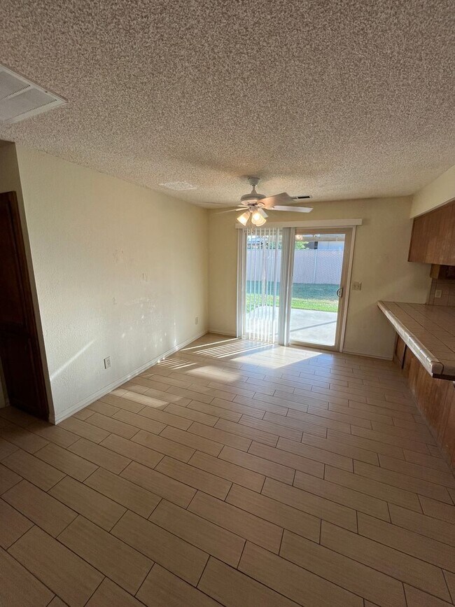 Foto del edificio - UPCOMING Wonderful Porterville Home