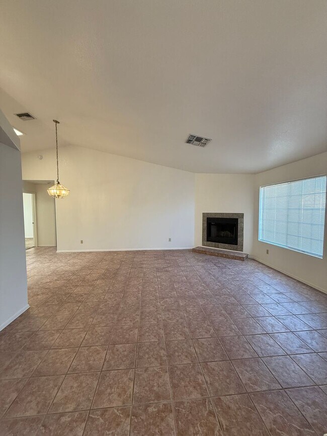 Foto del edificio - 3 Bed 2 Bath home in the highly desirable Northwest Tucson area. New paint and Carpet!