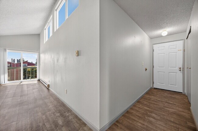 Building Photo - Your New Auburn Home Awaits — Bright 2BR Condo with Balcony & Pool Access