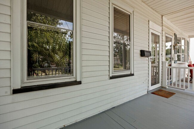 Foto del edificio - 4 Bed 2 Bath Home - 2 blocks from Newton L...