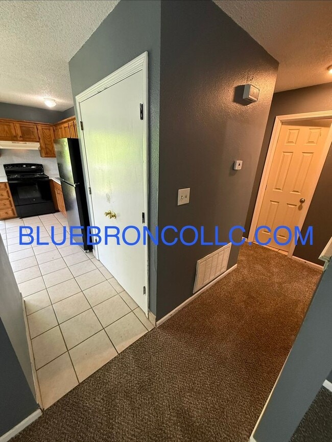 Building Photo - 206 Sky Vue Dr