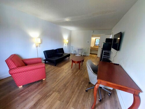 Foto del edificio - 4645 N Socrum Loop Rd