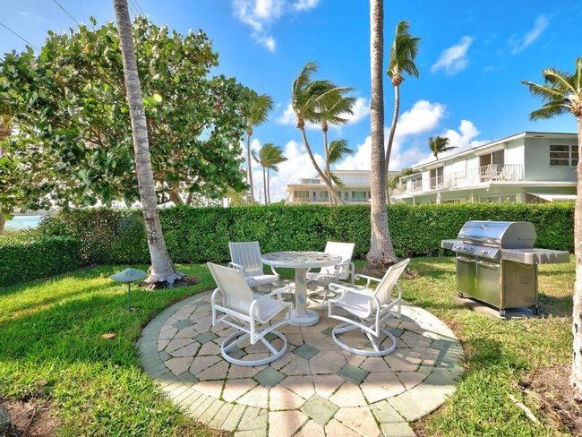 Building Photo - 1/1 Efficiency in Palm Beach Shores