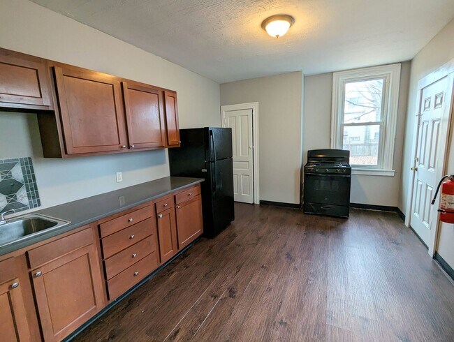 Building Photo - Large 3 Bedroom 1.5 Bathroom House (Marsha...