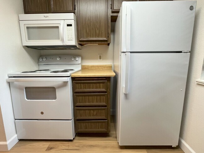 Foto del edificio - Charming Condo with Creek Views, Laminate ...