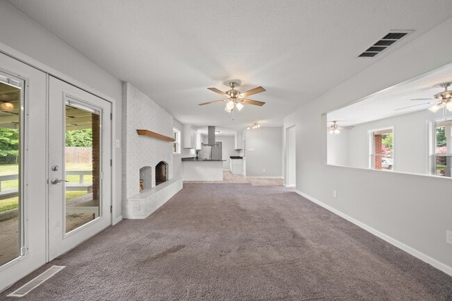 Building Photo - 206 Mockingbird St