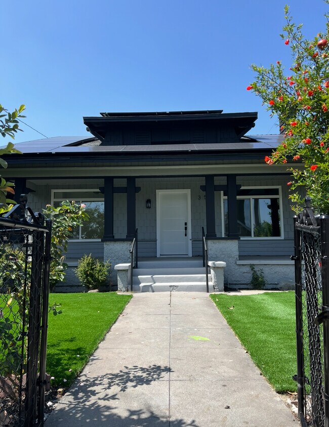 Primary Photo - 358 W 11th St