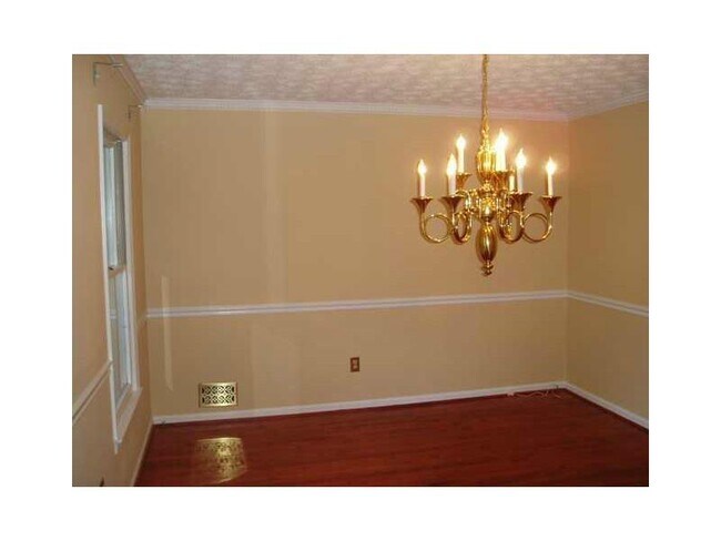 Building Photo - 2564 Oak Village Pl NE
