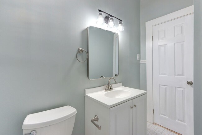 Foto del edificio - Renovated Three Bedroom, Two Bathroom Sing...