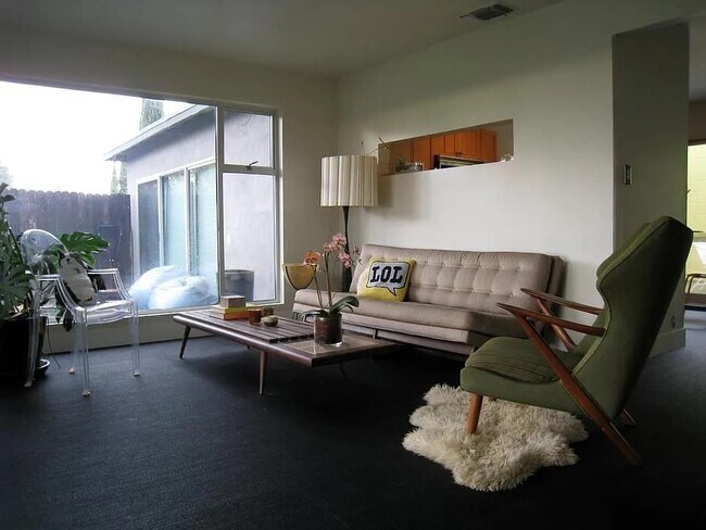 peekaboo window from kitchen area into living room and the yard and view beyond - 4608 Nob Hill Dr