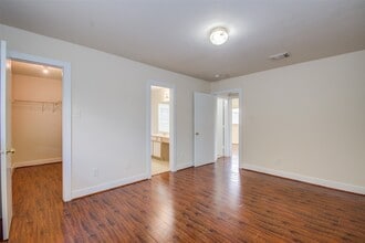 Building Photo - 15850 E Park Ct