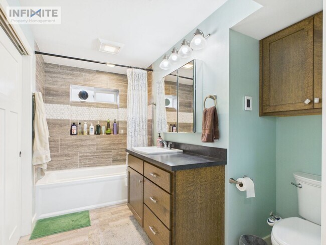 Foto del edificio - Great Four Bedroom!