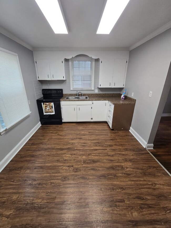 Building Photo - 3 BEDROOM SINGLE FAMILY