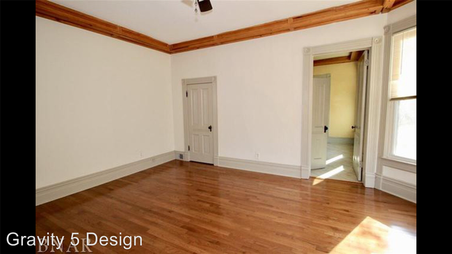 Building Photo - 501 E Grove St