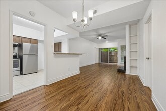 Building Photo - 2100 Tanglewilde St