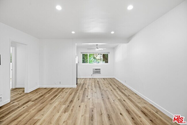 Foto del edificio - 4916 Hazeltine Ave