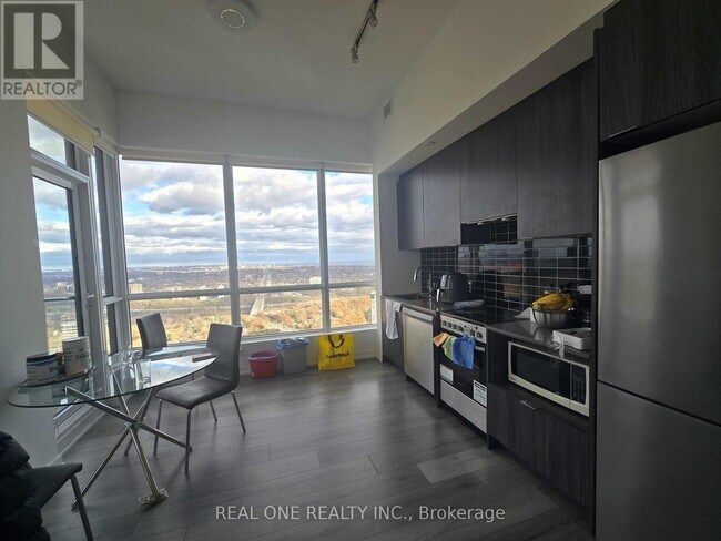 Building Photo - 395 Bloor St E