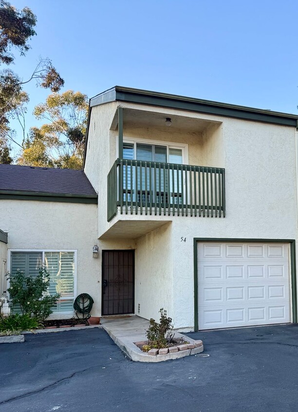 Foto principal - Beautiful 3 Bedroom 2 Bath Townhouse in La...