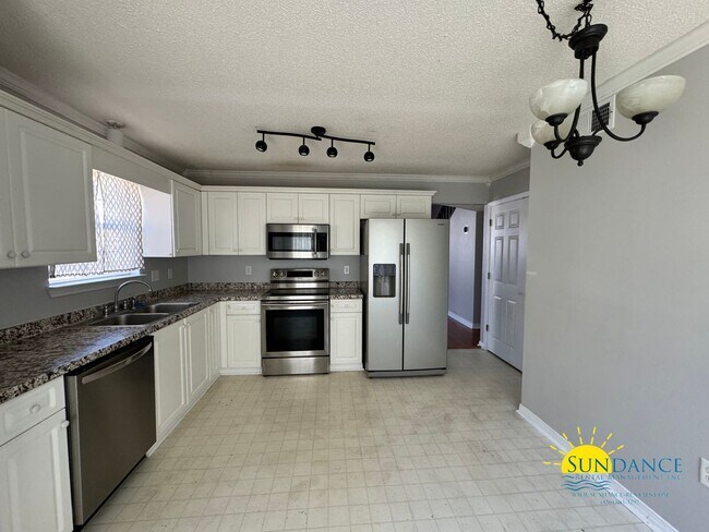Building Photo - Stunning 3 Bedroom Home located on a Cul-d...