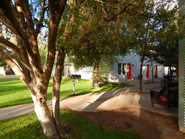 Building Photo - 2021 S Granada Dr