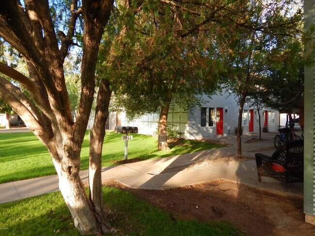 Foto del edificio - 2021 S Granada Dr