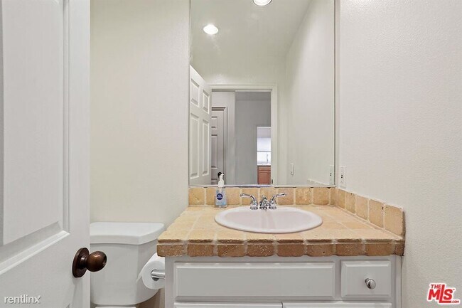 Building Photo - 2 br, 2 bath Condo - 640 N Sweetzer Ave Apt 9