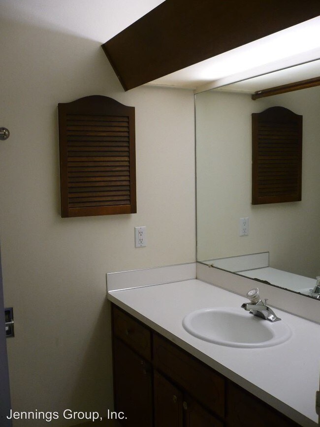 Building Photo - 451 W 13th Ave