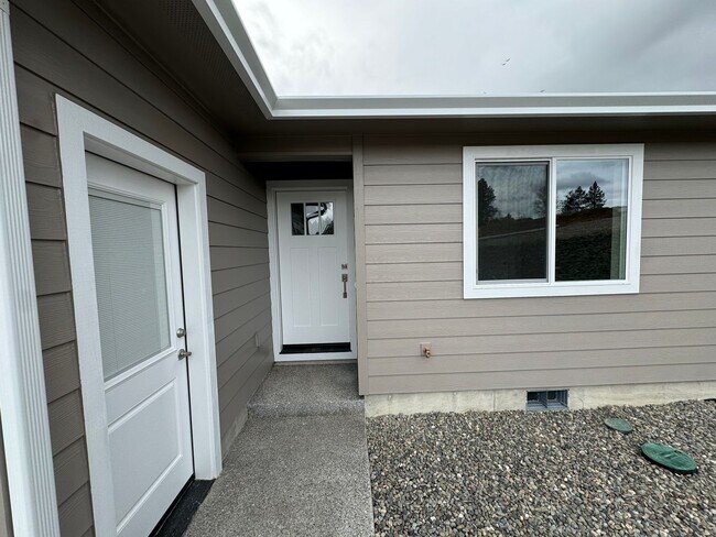 Foto del edificio - New Green Area 3-Bedroom, 2-Bath Duplex with Garage