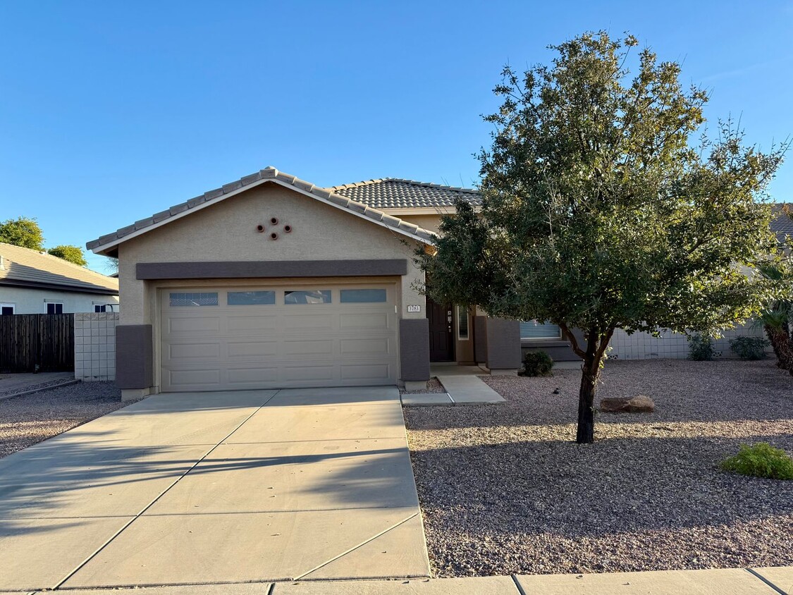 Foto principal - 3 Bed, 2 Bath San Tan Ranch Single Level Home