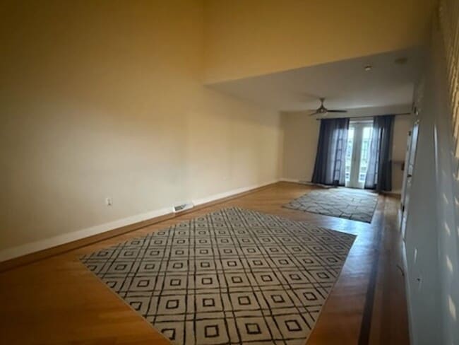 Building Photo - Single Family Townhouse with Garage