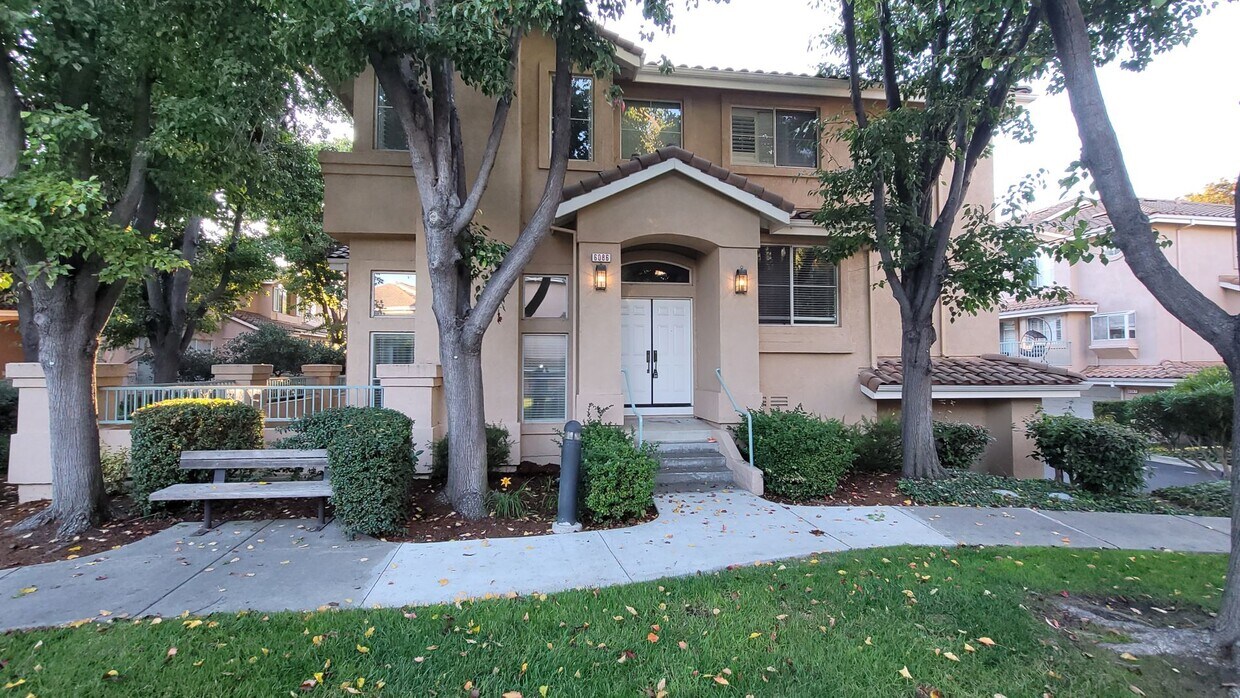 Primary Photo - Rarely Available " Dont miss out" 3br3ba+ ...