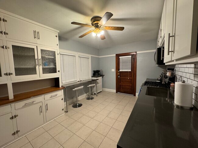 Cocina - 821 E Pearson St