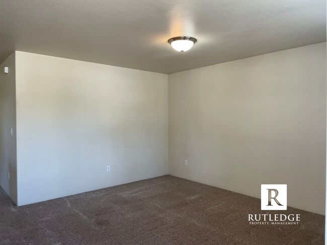 Building Photo - Quiet Cul-De-Sac Upstairs Living