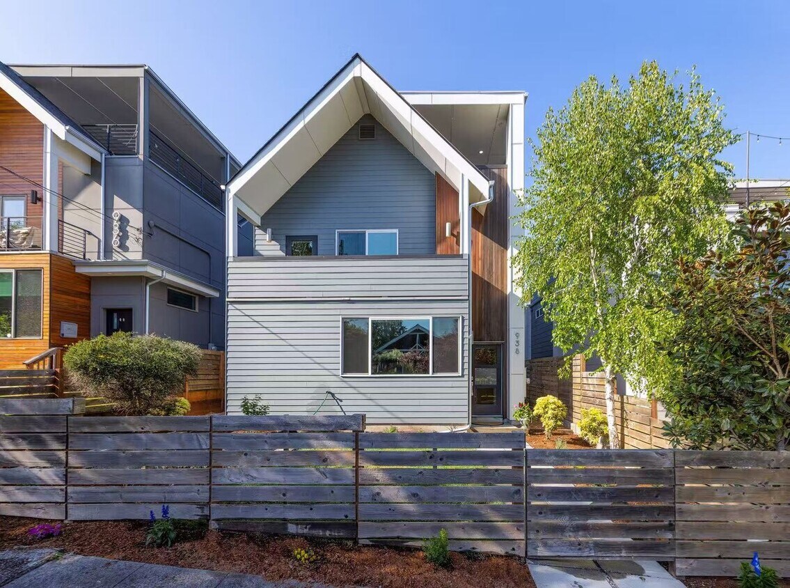 Primary Photo - Modern Green Lake Home with Rooftop Deck, ...