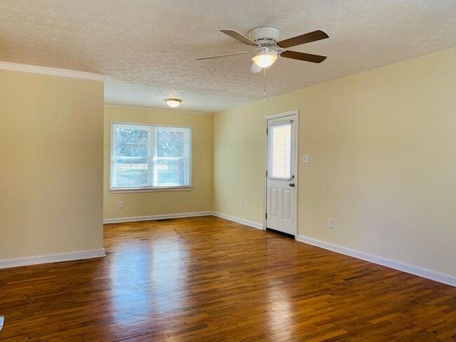 Building Photo - Beautiful 3 bedroom 1 bathroom home close ...
