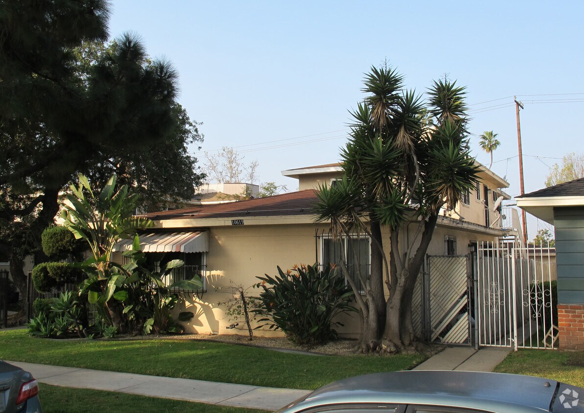 Foto del edificio - 10619 Crenshaw Blvd