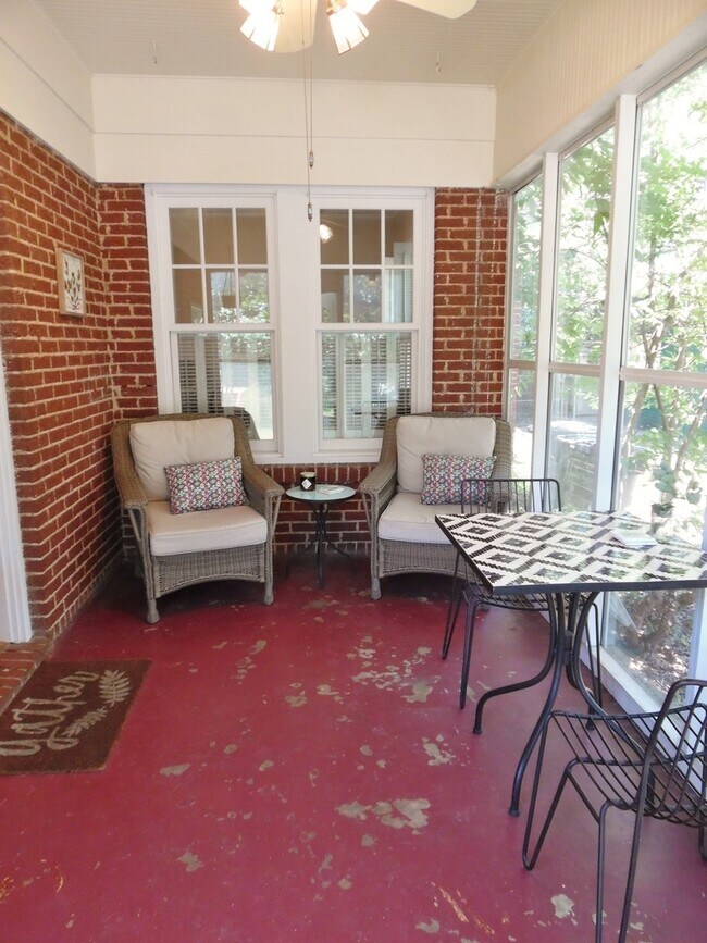 Foto del edificio - Bungalow in Mistletoe Heights!