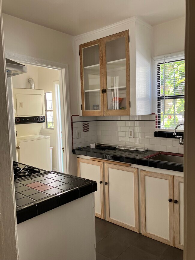 Foto del edificio - 1129 N Genesee Ave