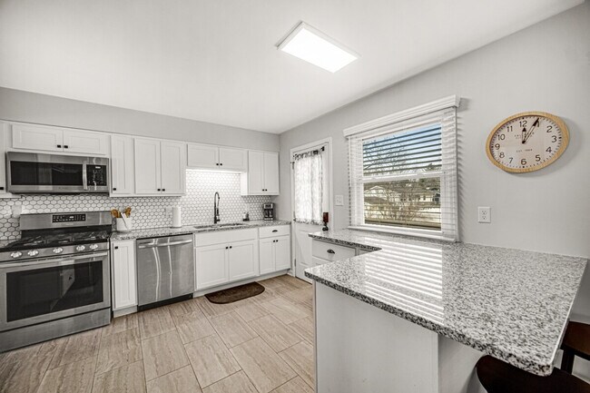 Foto del edificio - 706 Christy Ln