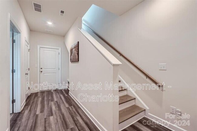 Building Photo - 3926 Memorial Pkwy