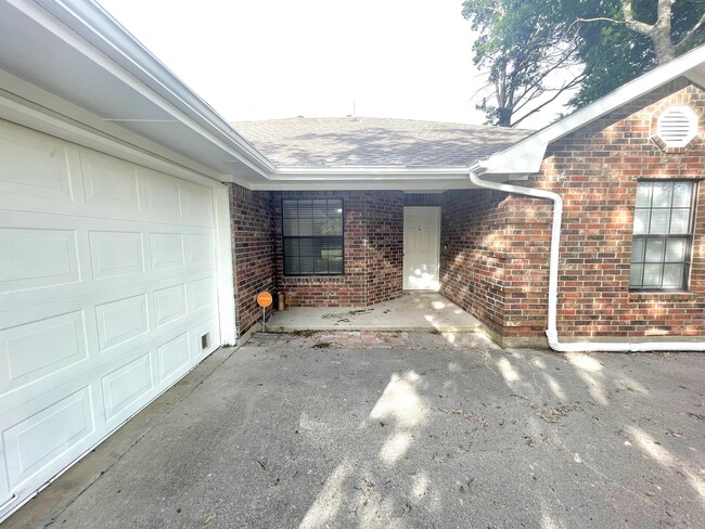 Building Photo - 10503 Linda Ln