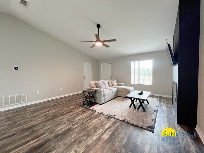 Foto del edificio - Charming 3-Bedroom Home in Ridge Crest Sub...