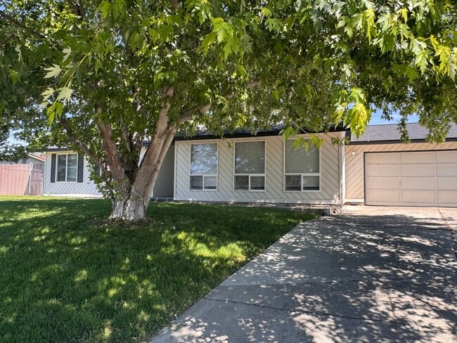 Building Photo - 5303 N Sky Vista Ave