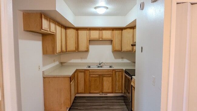 Building Photo - Lovely 2-Bedroom Townhouse in Central Toledo