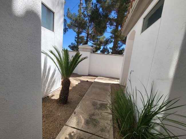 Building Photo - 2 Bedroom 2 Bathroom Villas at Bellagio To...