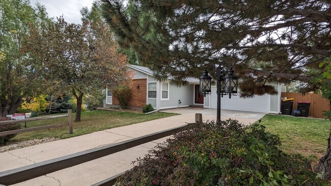 Building Photo - BEAUTIFUL 5 BED/3 BATH RANCHER WITH FINISH...