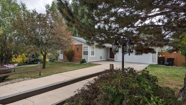 Foto del edificio - BEAUTIFUL 5 BED/3 BATH RANCHER WITH FINISH...