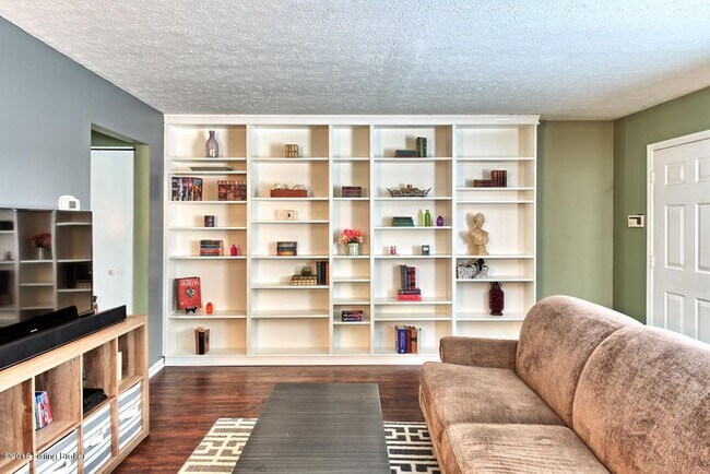 Building Photo - 10747 Colonial Woods Ct