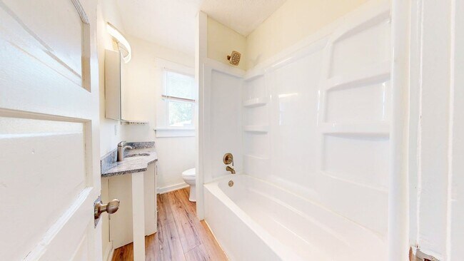 Foto del edificio - 6 BEDROOMS + 3 BATHROOMS Available August 20, 2026! Schedule to see it today!