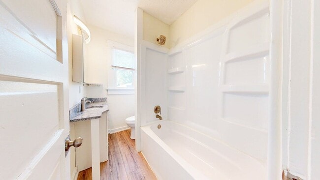 Foto del edificio - 7 BEDROOMS + 2.5 BATHROOMS Available Augus...